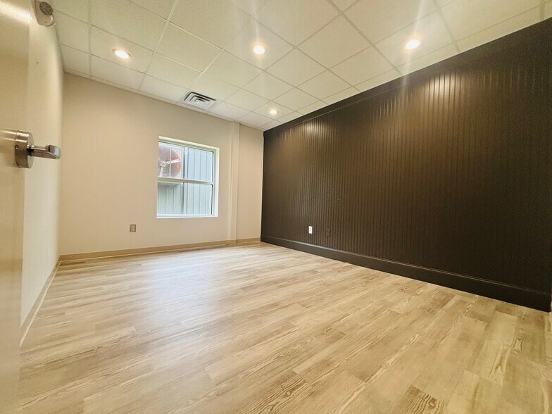 More Photos Of 131 Parkwood Cir, Carrollton General Retail For Lease