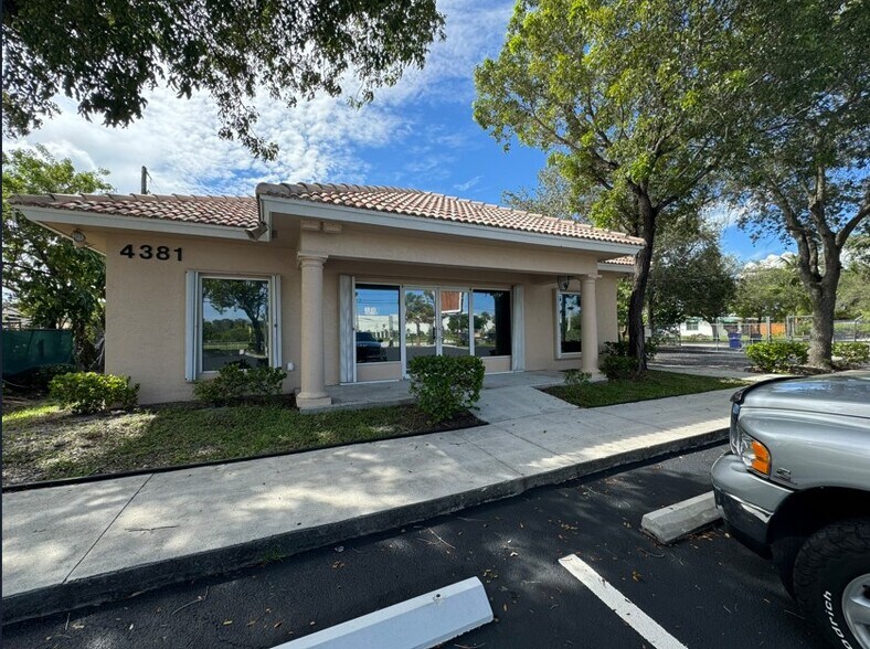 Primary Photo Of 4381 N Dixie Hwy, Deerfield Beach Freestanding For Lease