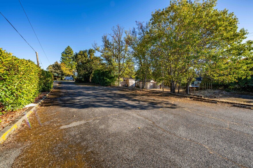 More Photos Of 700 NW Dimmick St, Grants Pass Specialty For Sale