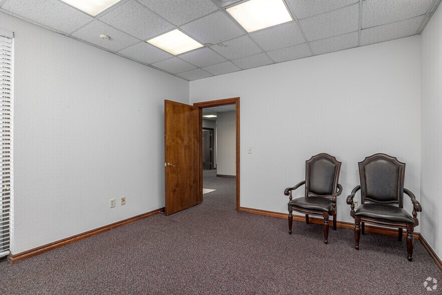 More Photos Of 2421 Wilcox Dr, Norman Office For Lease