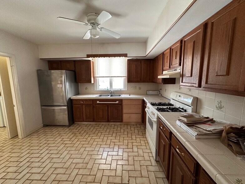 More Photos Of 54 Old Main St, South Yarmouth Flex For Sale