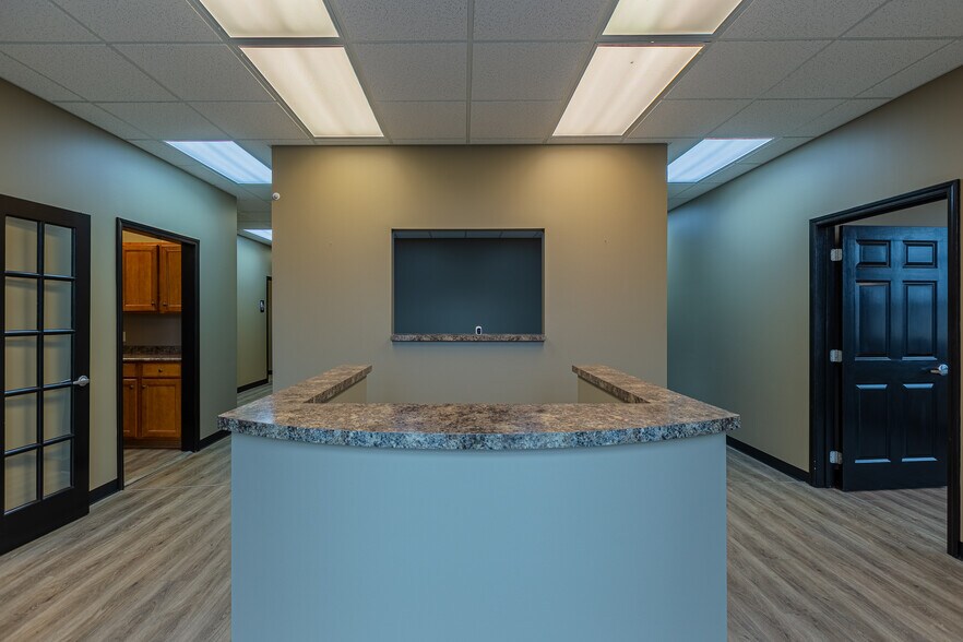 More Photos Of 120 Center Pointe Dr, Clarksville Office For Lease