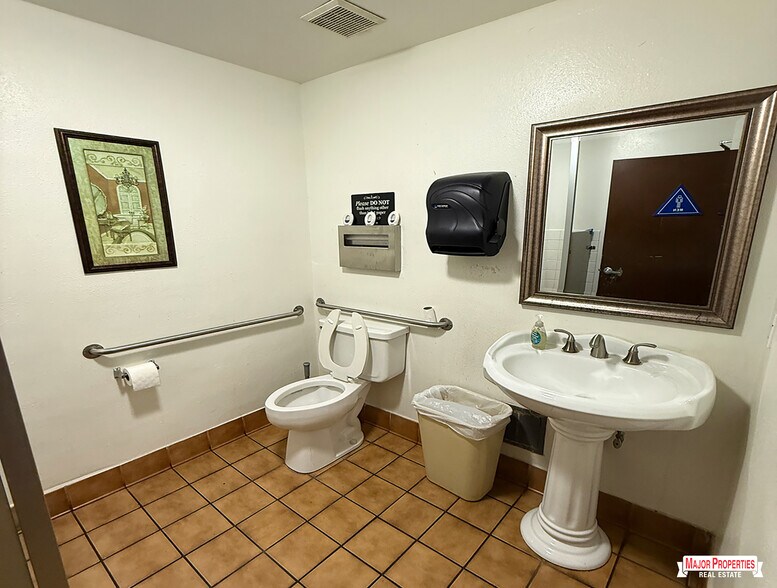 More Photos Of 1601-1607 N La Brea Ave, Los Angeles General Retail For Lease