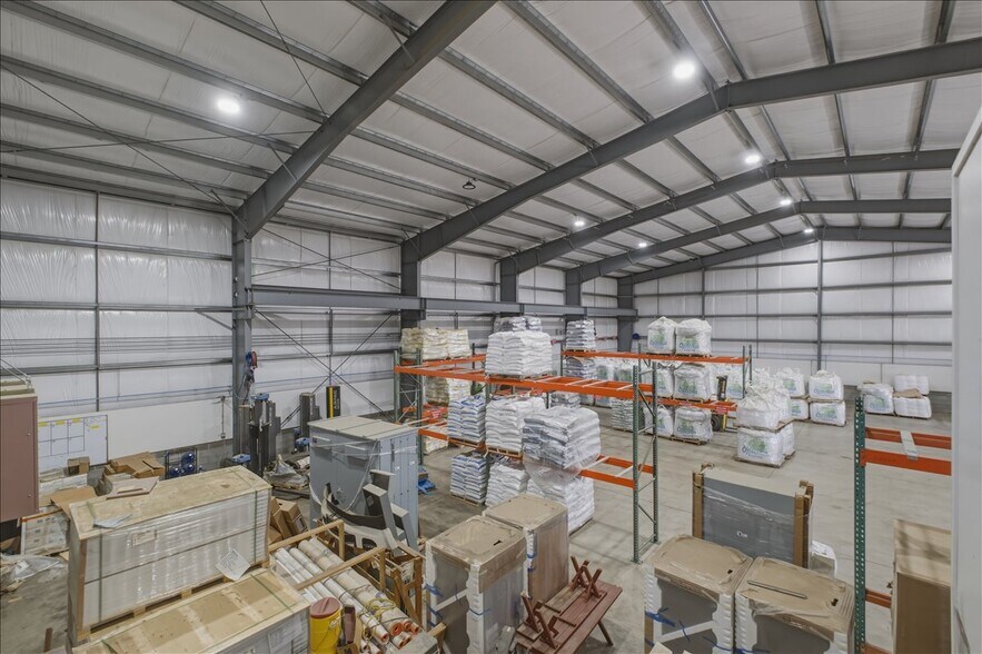 More Photos Of 6011 Grinde Ln NE, Silverton Flex For Lease