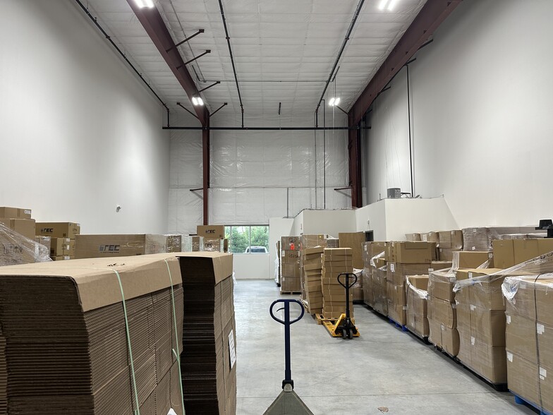 More Photos Of 2 Production Dr, Brookfield Warehouse For Lease