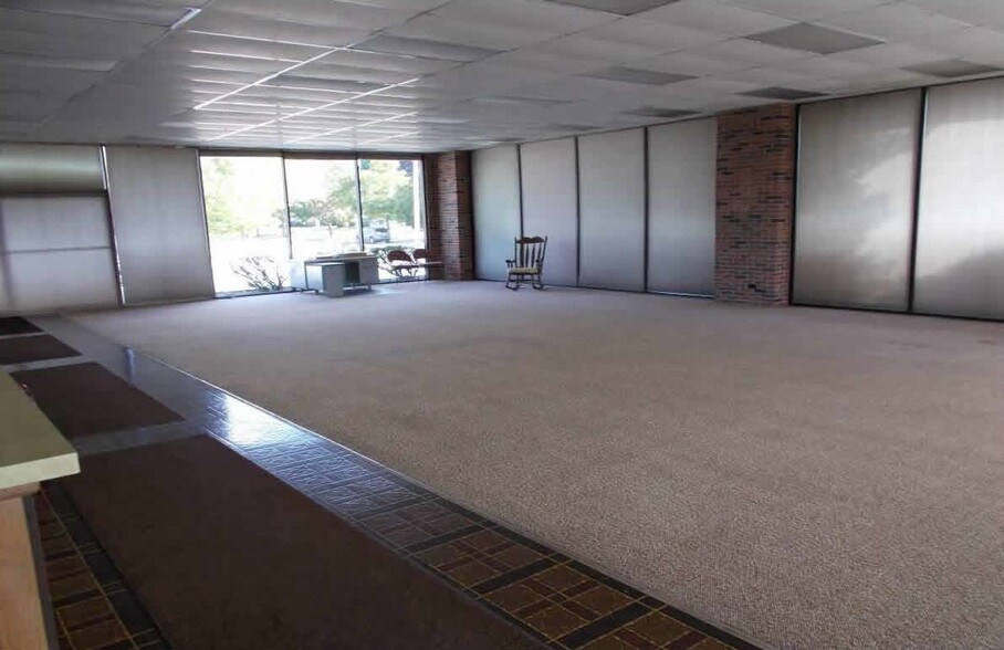 More Photos Of 1200 N 24th St, Manitowoc Showroom For Lease