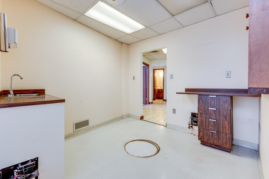 More Photos Of 6300 Forward Ave, Pittsburgh Storefront Retail Residential For Lease