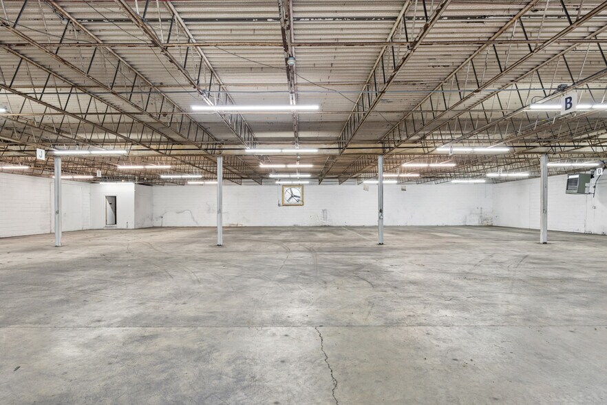 More Photos Of 216 Hartmann Dr, Lebanon Distribution For Lease