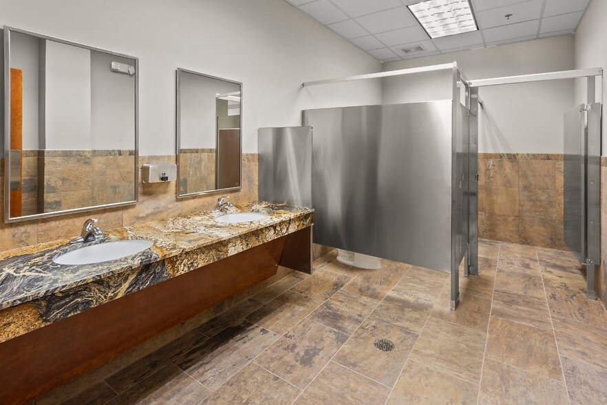 More Photos Of 814 W McNeese St, Lake Charles Office For Lease