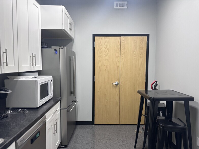 More Photos Of 750 N 17th St, St Charles Warehouse For Lease