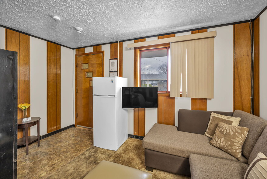 More Photos Of 44077 Oberlin Elyria Rd, Oberlin Hotel For Sale