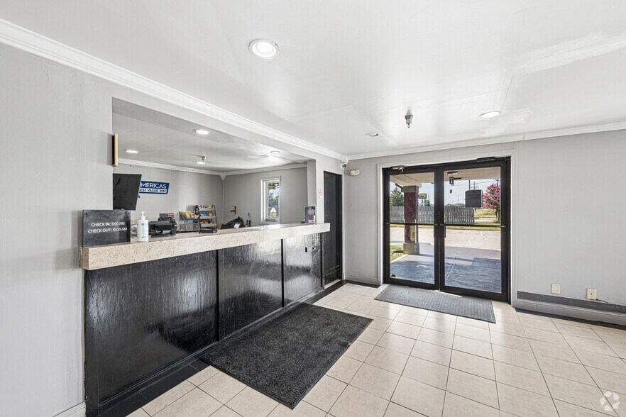 More Photos Of 2224 NE Evangeline Trwy, Lafayette Hotel For Sale