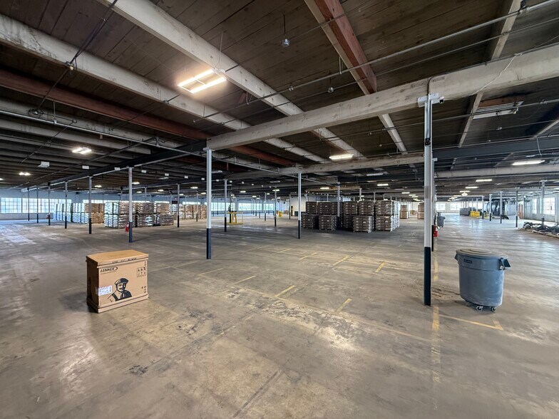 More Photos Of 220 E 14th Ave, North Kansas City Distribution For Lease