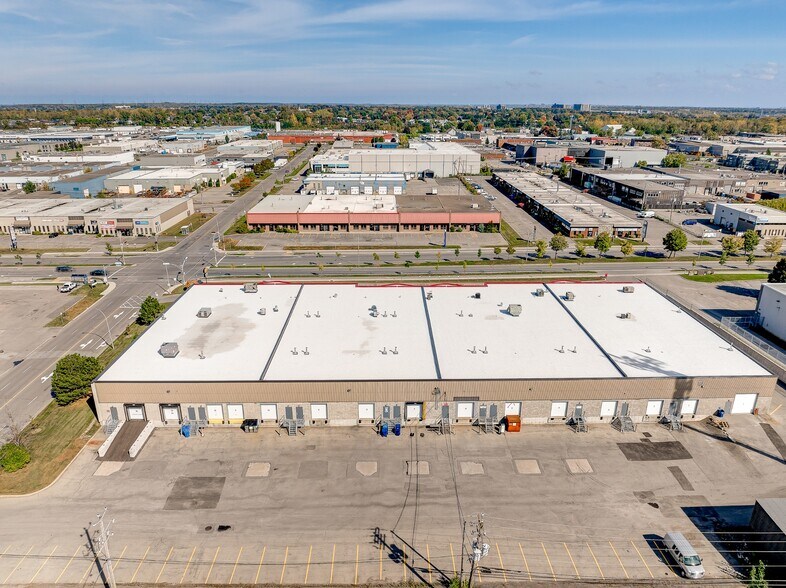 More Photos Of 3148-3178 Boul Industriel, Laval Flex For Lease