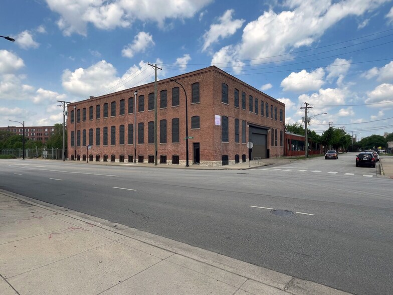 Primary Photo Of 900 W Cermak Rd, Chicago Warehouse For Lease