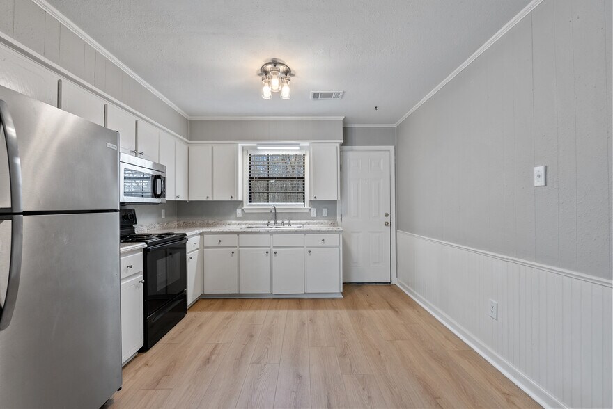 More Photos Of 16 Linder Rd, Greenbrier Apartments For Sale