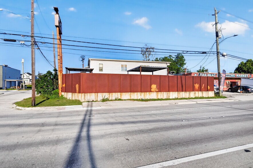 More Photos Of 702 Marcella St, Houston General Retail For Sale