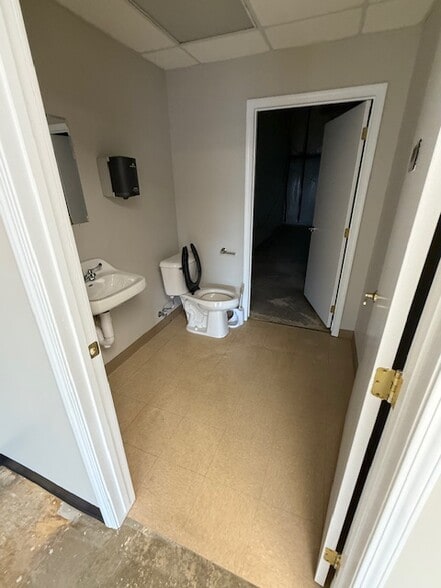 More Photos Of 7744 N Owasso Expy, Owasso Warehouse For Lease