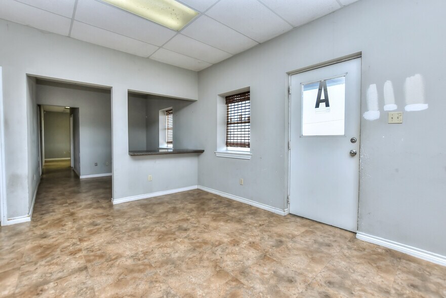 More Photos Of 4159 E University Ave, Georgetown Light Manufacturing For Sale