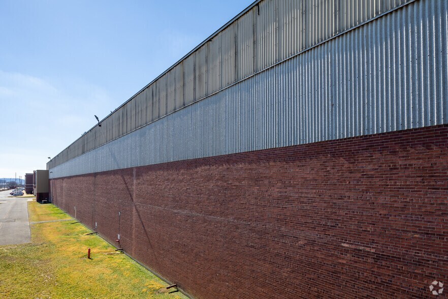 More Photos Of 101 Rochester Dr, Louisville Industrial For Lease