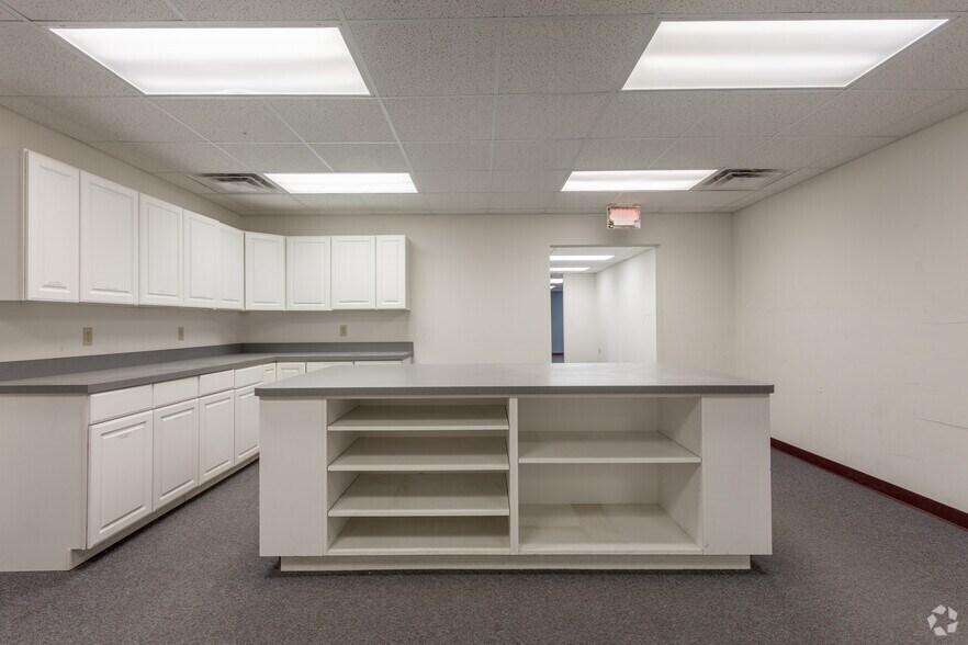 More Photos Of 5306-5346 Peters Creek Rd, Roanoke Showroom For Sale