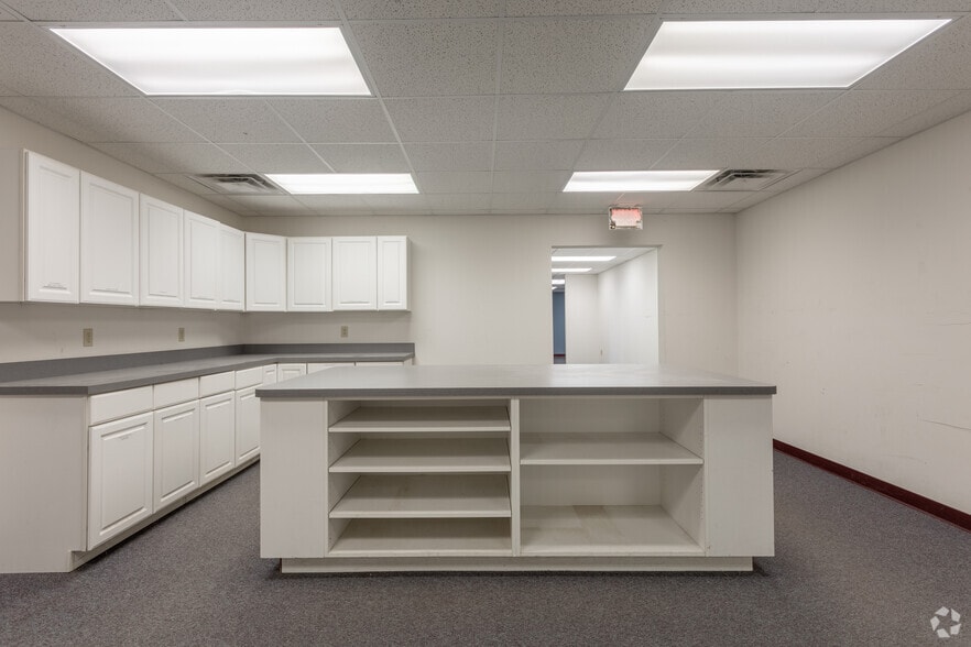 More Photos Of 5306 Peters Creek Rd, Roanoke Showroom For Sale
