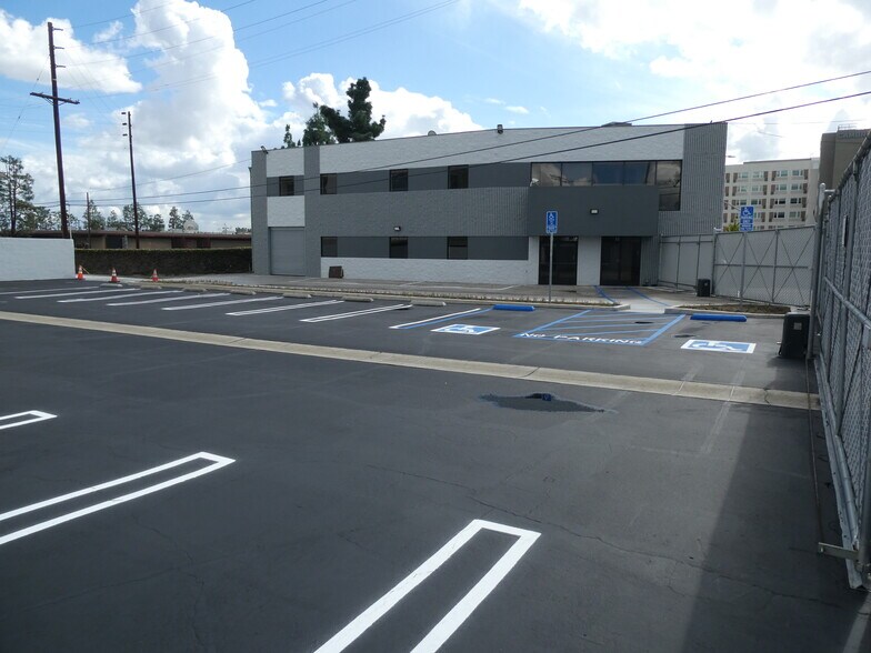 More Photos Of 3500 N San Fernando Blvd, Burbank Flex For Lease