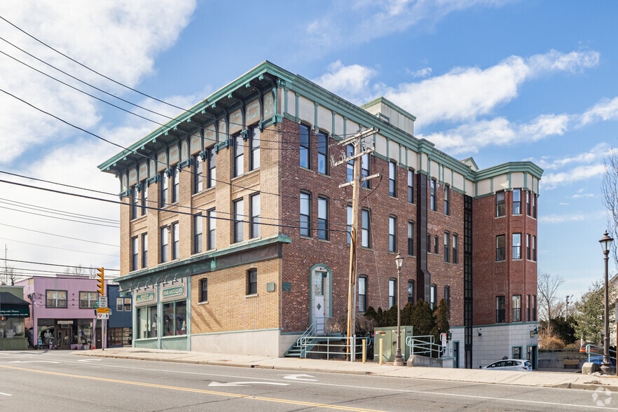 More Photos Of 299-305 Main St, Port Washington Storefront Retail Residential For Lease