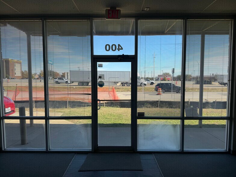 More Photos Of 505 N Interstate 35 Service Rd, Red Oak General Retail For Lease
