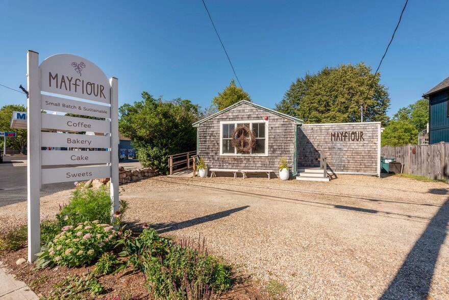 Primary Photo Of 162 Main St, Essex General Retail For Sale