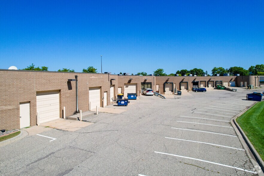 More Photos Of 401-429 W Travelers Trl, Burnsville Research And Development For Lease