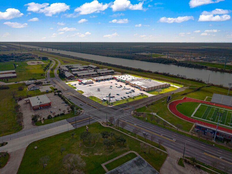 More Photos Of 301-327 S Brazosport Blvd, Freeport Storefront For Lease