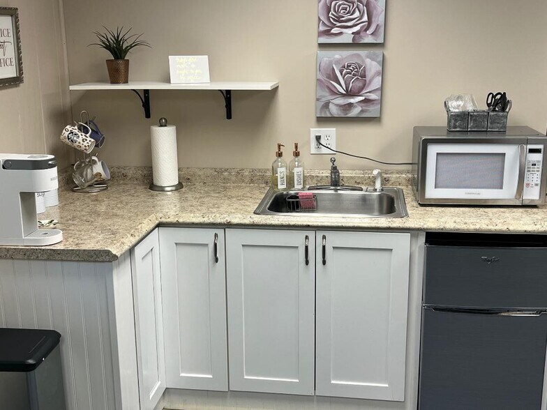 More Photos Of 284 Merrow Rd, Tolland Office For Lease