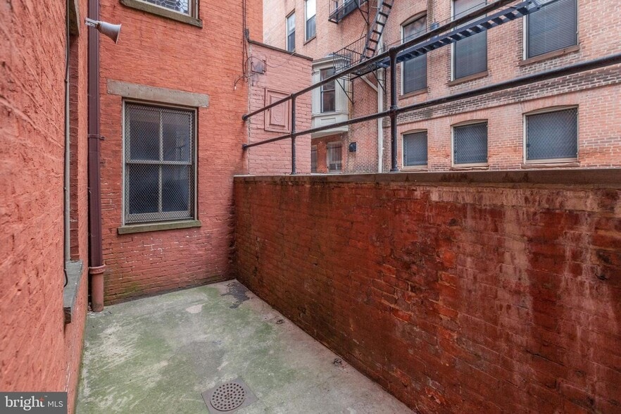 More Photos Of 10 W Madison St, Baltimore Office For Sale