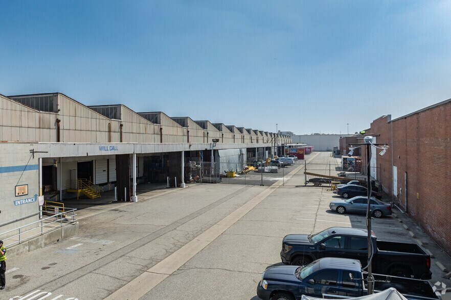 More Photos Of 4000 Union Pacific Ave, Commerce Distribution For Lease