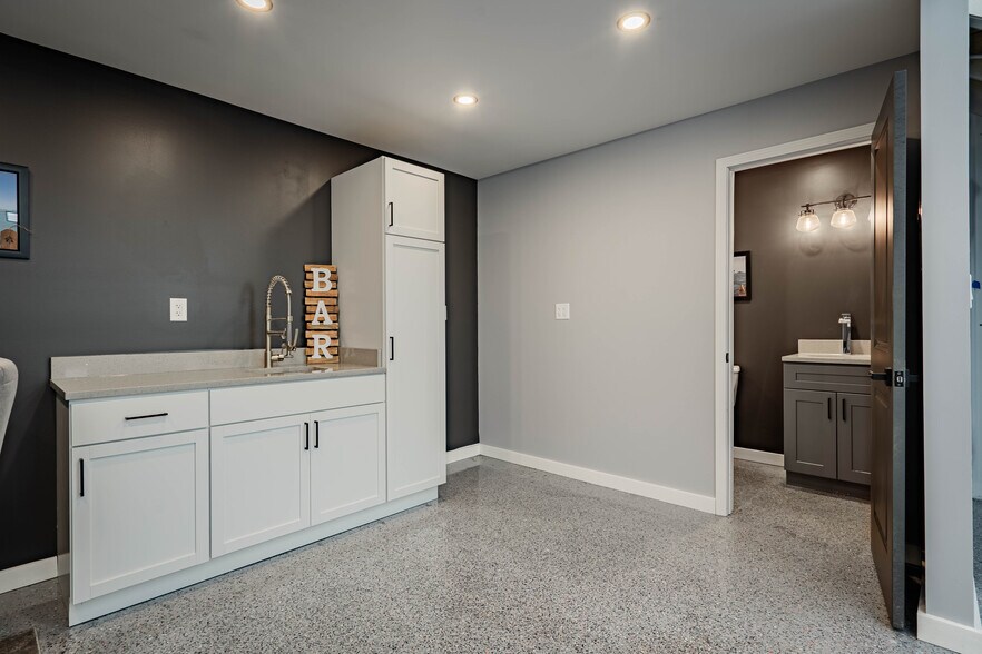 More Photos Of 100 Man Cave, Sunrise Beach Self Storage For Sale