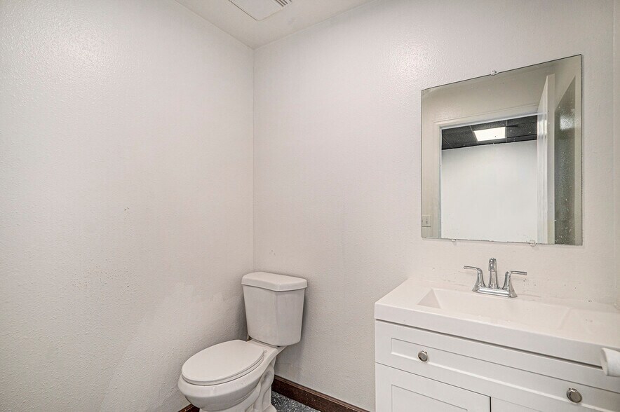 More Photos Of 340 W Hampden Ave, Englewood Freestanding For Sale