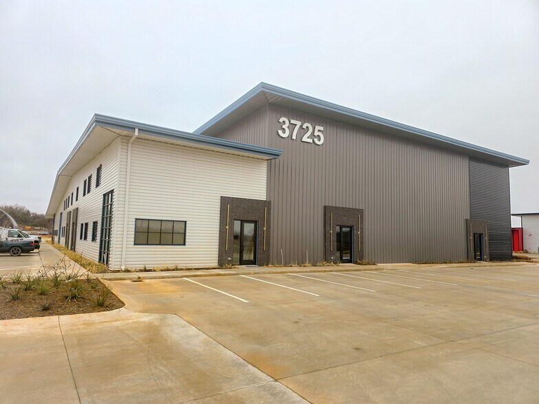 More Photos Of 3725 NE 104th St, Oklahoma City Light Distribution For Lease