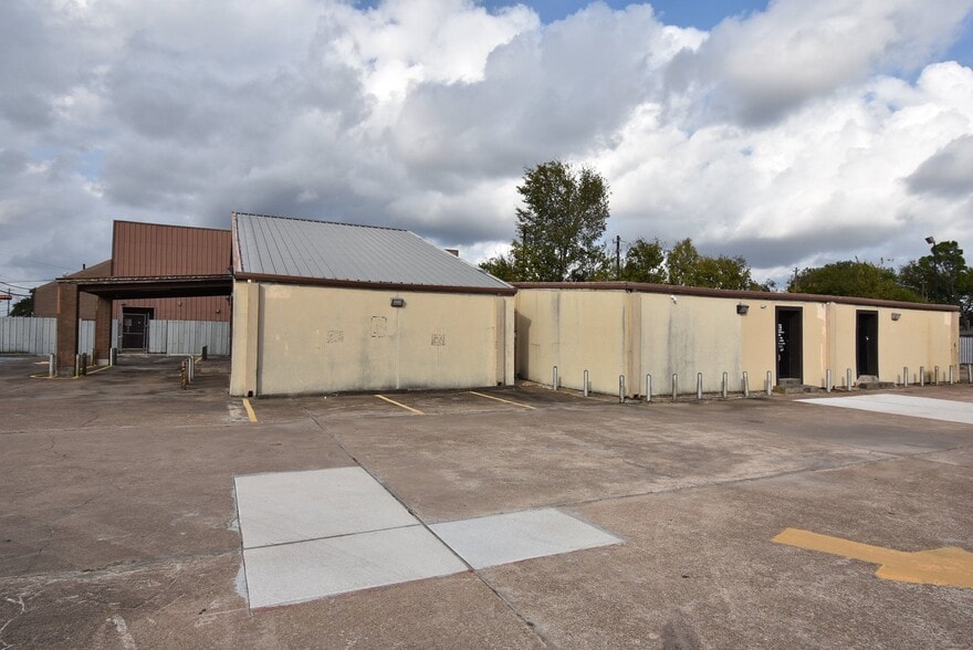 More Photos Of 14215 S Post Oak Rd, Houston Freestanding For Sale