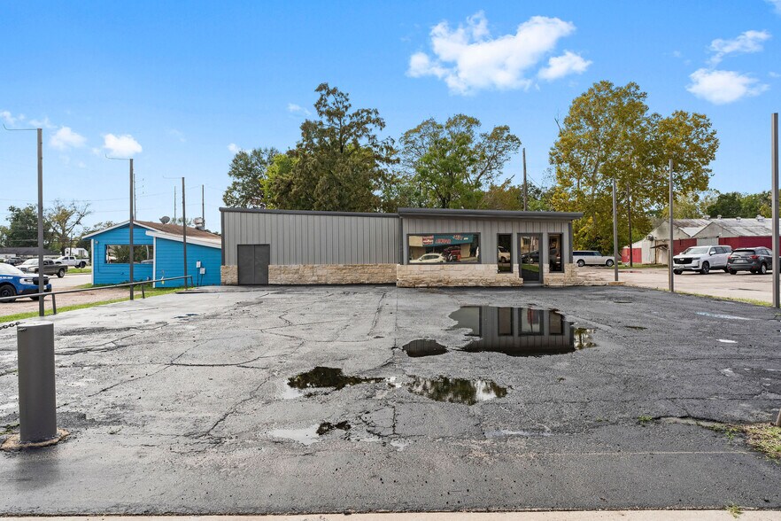 More Photos Of 107 N Danville St, Willis Showroom For Lease