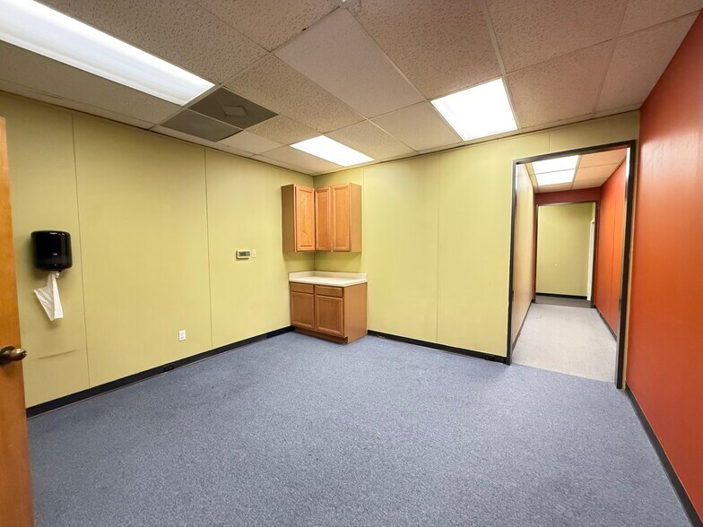 More Photos Of 1606 Headway Cir, Austin Light Manufacturing For Lease