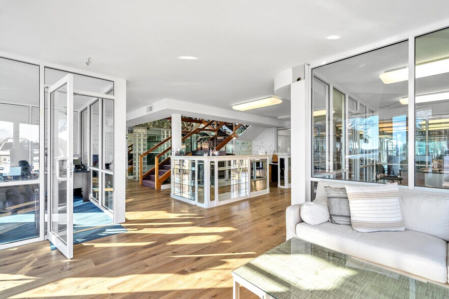 More Photos Of 639 Harbor Blvd, Destin Showroom For Lease
