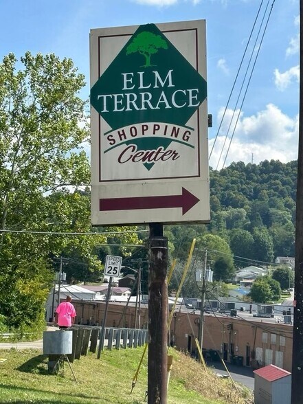 More Photos Of 149-175 E Cove Ave, Wheeling Storefront For Lease