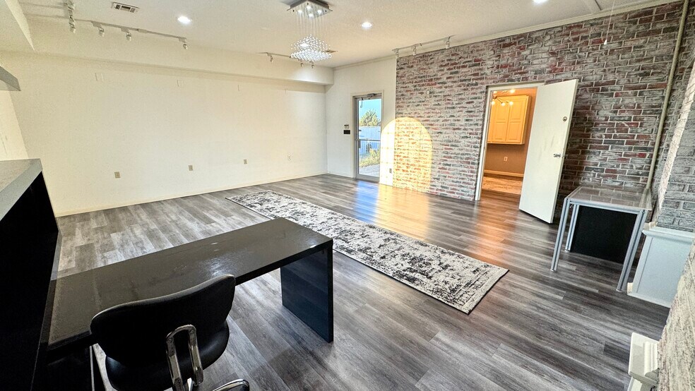 More Photos Of 211 N 5th St, Mcalester Office For Lease