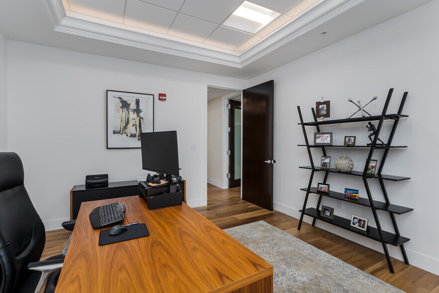 More Photos Of 599 9th St N, Naples Medical For Sale