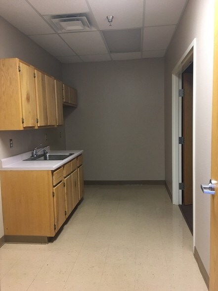 More Photos Of 1450 Candelaria Rd NE, Albuquerque Warehouse For Lease