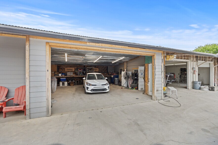 More Photos Of 955 W Kingsbury St, Seguin Auto Repair For Sale