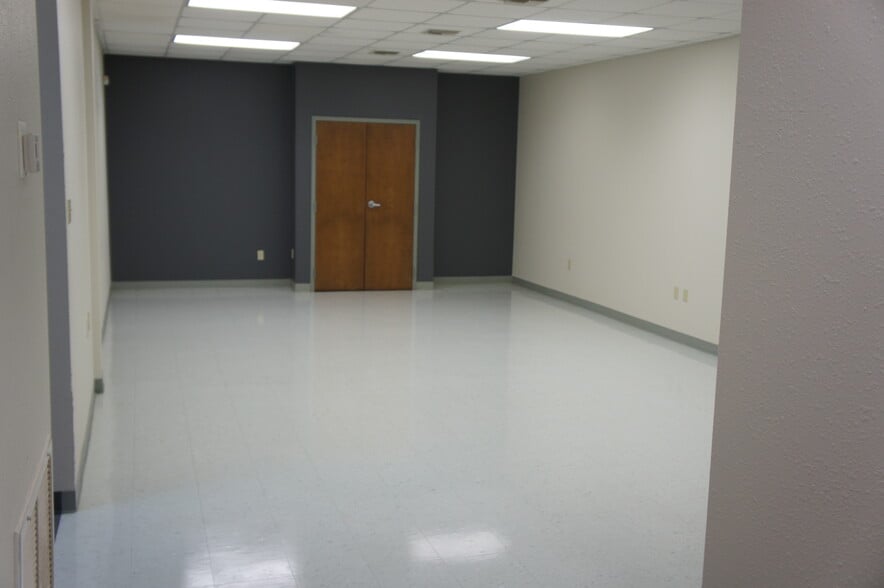 More Photos Of 3505 W Admiral Doyle Dr, New Iberia Flex For Lease