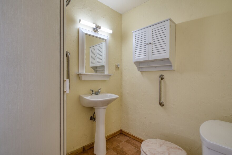 More Photos Of 508 N Lee St, Round Rock Office For Sale