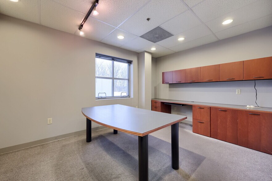 More Photos Of 300 Commerce Dr, New Holland Distribution For Lease